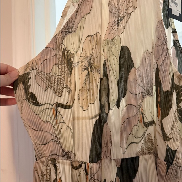 AX Paris Backless Dress - Green and Cream - Picture 2 of 3